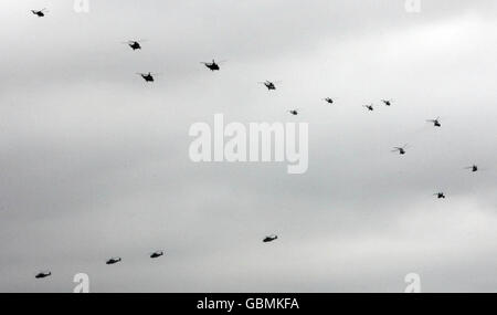 Helikopter fliegen über HMS Illustrious (nicht abgebildet), das in der Themse, London, vor Anker liegt. Die Royal Navy feiert 100 Jahre Schiffsluftfahrt mit dem Flipper über dem Flaggschiff. Stockfoto