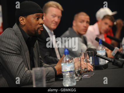 Boxpromoter Frank Warren (Mitte) nimmt an einer Pressekonferenz Warren in der 02 Arena, London, Teil. Stockfoto