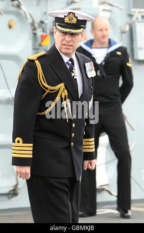 Der Herzog von York, an Bord des britischen Streikträgers HMS Illustrious, vertäute im Rahmen der Feierlichkeiten zum 100. Jahrestag der Marineluftfahrt an der Themse in Greenwich. Stockfoto