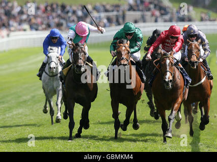 Pferderennen - Boodles Ladies Day - Chester Racecourse. Doktor Fremantle unter Ryan Moore (links) gewinnt beim Boodles Ladies Day auf der Rennbahn von Chester die Extrabet.com Einsätze von Huxley. Stockfoto