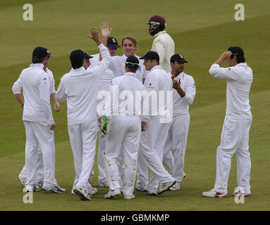 Der englische Stuart Broad (Mitte) feiert das erste Npower-Test-Spiel im Lord's Cricket Ground, London, mit Chris Gayle. Stockfoto