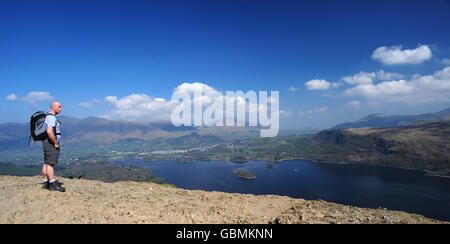 Ein Spaziergänger auf dem Gipfel der Cat Bells fiel und blickte über Derwent Water in Richtung Keswick im Lake District Stockfoto