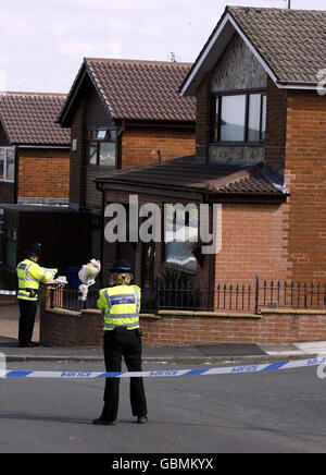 Die Polizei versiegelt ein Haus in Meadow Way, Tottington, Greater Manchester, nachdem heute ein Polizist wegen des Mordes an seinem Geliebten der Polizistin verhaftet wurde. Stockfoto