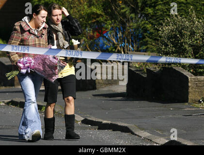 Zwei Frauen bringen Blumengebete in ein Haus in Meadow Way in Tottington, Greater Manchester, nachdem heute ein Polizist wegen des Mordes an seinem Geliebten der Polizistin verhaftet wurde. Stockfoto