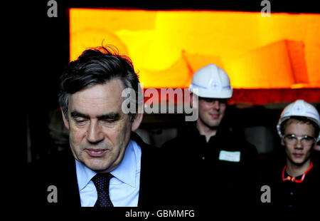 Premierminister Gordon Brown bei den Forgemasters-Werken in Sheffield. Stockfoto