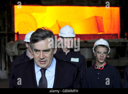 Premierminister Gordon Brown bei den Forgemasters-Werken in Sheffield. Stockfoto