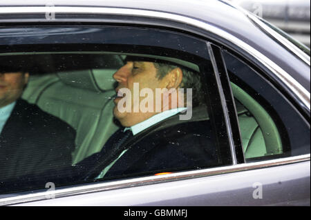 Premierminister Gordon Brown verlässt das Forgemasters-Werk in Sheffield. Stockfoto