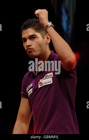 Darts - Whyte & Mackay Premier League - National Ice Center - Nottingham. Jelle Klaasen reagiert nach einem Beinabschluss Stockfoto