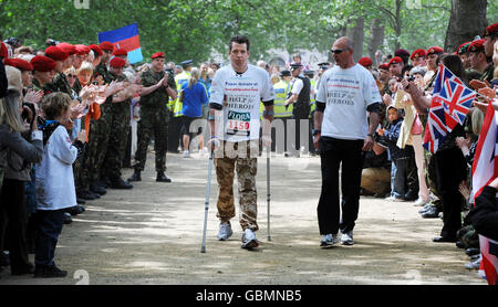 Verletzter Soldat schließt London-Marathon Stockfoto