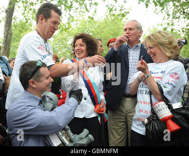 Verletzter Soldat schließt London-Marathon Stockfoto