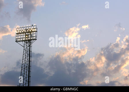 Fußball - freundlich - Cardiff City gegen Lazio. Die Flutlichter im Ninian Park, der Heimat von Cardiff City Stockfoto