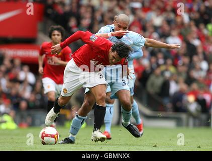 Fußball - Barclays Premier League - Manchester United / Manchester City - Old Trafford. Carlos Tevez von Manchester United (links) und Nigel De Jong von Manchester City (rechts) kämpfen um den Ball Stockfoto