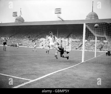 Blackburn Rovers' Bryan Douglas (zweite R) Volleys breit als Wolverhampton Wanderers Torhüter Malcolm Finlayson (r) Herausforderungen Er Stockfoto