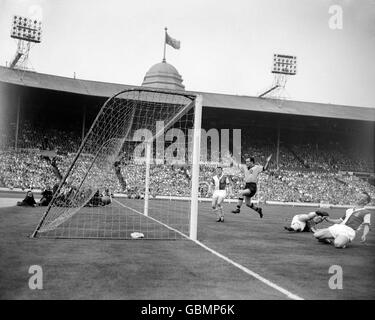 Blackburn Rovers' Mick McGrath (r) grimaces in dejection after deflecting Der Ball am Torwart Harry Leyland (zweite R) Für das Eröffnungstor als Wolverhampton Wanderers' Norman Deeley (Zweite l) feiert das Glück seines Teams Stockfoto