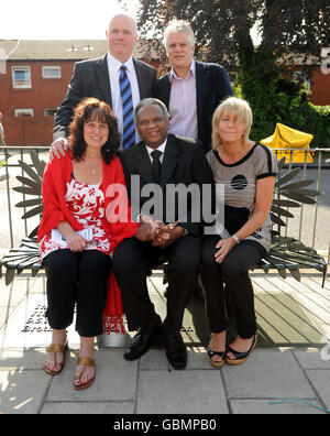 Richard Taylor, Vater des ermordeten Schuljungen Damilola Taylor, (Mitte) mit Barry (hinten, links) und Margaret Mizen (links), Eltern des ermordeten Schuljungen Jimmy Mizen und Colin und Sally Knox, Eltern des ermordeten Teenagers Robert Knox, umgeben eine Gedenkbank in der Nähe der drei Cooks Bakery im Süden Londons. Stockfoto