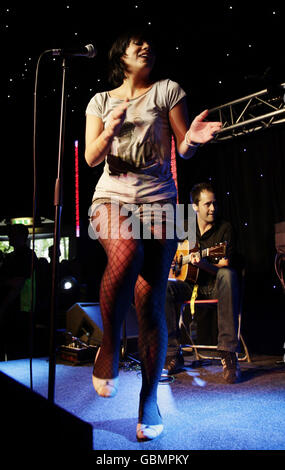 Lily Allen tritt in der Live Lounge während des großen Wochenendes von Radio 1 im Lydiard Park in Swindon auf. Stockfoto