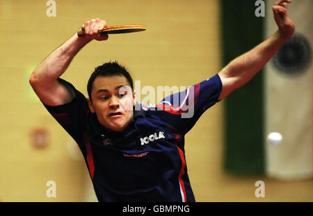 TISCHTENNIS - Indiens Tischtennistour - England - Indien - Dormers Wells Leisure Center. Andrew Rushton aus England in Aktion während der indischen Tischtennistour im Dormers Wells Leisure Center in Southall, London. Stockfoto