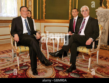 Kanzler Alistair Darling (rechts) bei einem Treffen mit dem Vizepräsidenten der Volksrepublik China, Herrn Wang Qishan (links), im Lancaster House im Zentrum von London, vor dem zweiten Treffen des Wirtschaftsdialogs zwischen Großbritannien und China. Stockfoto