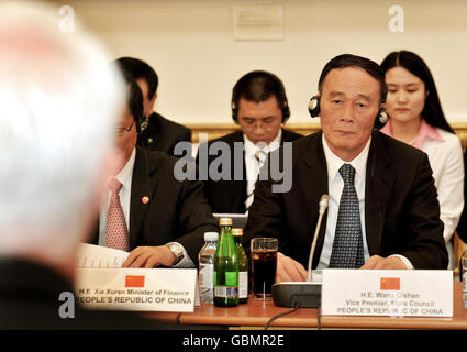 Der Schatzkanzler Alistair Darling (links, Hinterkopf) eröffnet heute Morgen das Treffen gegenüber Herrn Wang Qishan, dem Vizepräsidenten der Volksrepublik China, im Lancaster House im Zentrum von London zu Beginn des zweiten Treffens des Wirtschaftsdialogs zwischen Großbritannien und China. Stockfoto