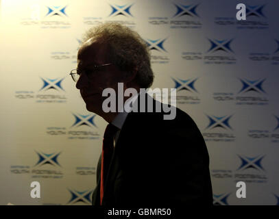 Der ehemalige schottische erste Minister und Vorsitzende des Überprüfungsgremiums Henry McLeish startet eine Überprüfung des schottischen Fußballs im Hampden Park, Glasgow. Stockfoto