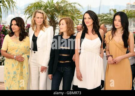 (Von links nach rechts) Sharmila Tagore, Robin Wright, Isabelle Huppert, Asia Argento und Shu Qi im Palais de Festival während der 62. Filmfestspiele von Cannes, Frankreich. Stockfoto