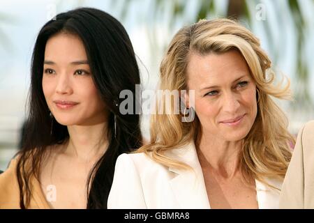 Robin Wright (rechts) und Shu Qi beim Palais de Festival während der 62. Filmfestspiele von Cannes, Frankreich. Stockfoto