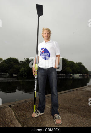 Olympic Gold Medalist Andy Hodge posiert während einer Trainingseinheit im Molesey Boat Club, Molesey. Stockfoto