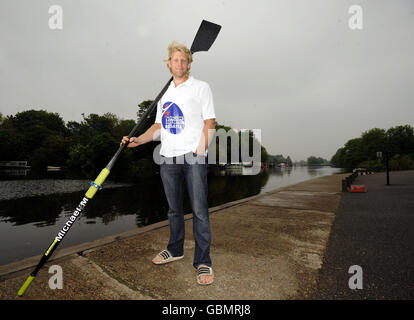 Olympic Gold Medalist Andy Hodge posiert während einer Trainingseinheit im Molesey Boat Club, Molesey. Stockfoto