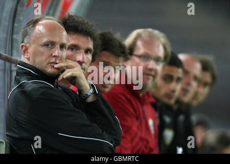 SC Rheindorf Altach-Cheftrainer Georg Zellhofer (links), Assistenztrainer Rudi Gussnig (2. Links), Trainer Dietmar Kupnik (3. Links) und Mario Mayer (4. Links) beobachten das Geschehen aus dem Gegraben Stockfoto