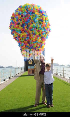 AP-AUSGANG. Charles Aznavour, französische Stimme von Carl, und Tom Trouffier, französische Stimme von Russell, bei der Fotoaktion für den neuen Disney Pixar-Film 'up', auf dem Carlton Pier in Cannes, Frankreich während der Filmfestspiele von Cannes. Stockfoto