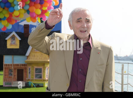 Charles Aznavour, französische Stimme von Carl, bei der Fotozelle für den neuen Disney Pixar-Film 'up', auf dem Carlton Pier in Cannes, Frankreich während der Filmfestspiele von Cannes. Stockfoto