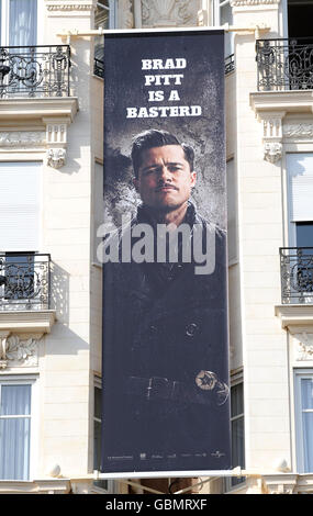 AP-AUSGANG. Ein Plakat auf der Außenseite des berühmten Carlton Hotels in Cannes, Frankreich, um den neuen Film von Quentin Tarantino, Inglourious Basterds, zu promoten. Stockfoto