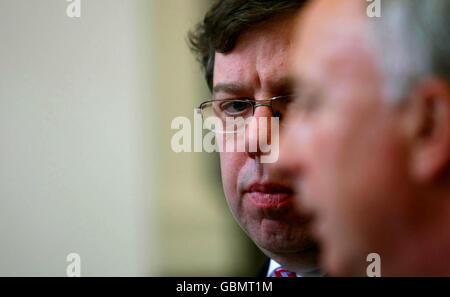 Der irische Premierminister Brian Cowen (links) und der irische Justizminister Dermot Ahern kündigen wichtige neue Rechtsvorschriften zur Bekämpfung der organisierten Kriminalität in Regierungsgebäuden in Dublin an. Stockfoto