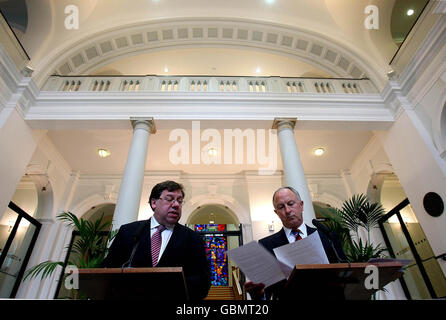 Der irische Premierminister Brian Cowen (links) und der irische Justizminister Dermot Ahern kündigen wichtige neue Rechtsvorschriften zur Bekämpfung der organisierten Kriminalität in Regierungsgebäuden in Dublin an. Stockfoto