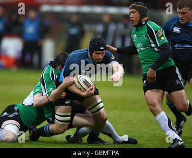 Rugby Union - Magners League - Glasgow Warriors gegen Connacht - Firhill. Callum Forrester von Glasgow Warriors wird während des Spiels der Magners League im Firhill Stadium, Glasgow, Schottland, angegangen. Stockfoto