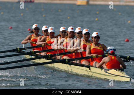 (L-R) Chinas Fei Yu, Xiuhua Luo, Ran Cheng, Xiaoxia Yan, You Wu, Cuiping Yang, Yanhua Gao, Ziwei Jin und cox Na Zheng sind heute Morgen in Aktion Stockfoto