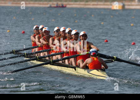 (L-R) Chinas Fei Yu, Xiuhua Luo, Ran Cheng, Xiaoxia Yan, You Wu, Cuiping Yang, Yanhua Gao, Ziwei Jin und cox Na Zheng sind heute Morgen in Aktion Stockfoto