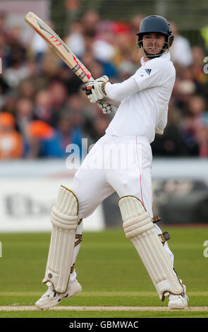 Der englische James Anderson trifft beim zweiten npower-Testspiel im Riverside, Chester-Le-Street, Durham, vier Läufe. Stockfoto