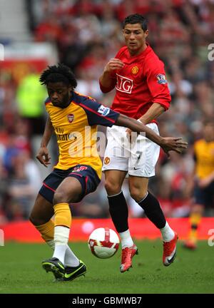 Fußball - Barclays Premier League - Manchester United / Arsenal - Old Trafford. Alexandre Song Billong von Arsenal (links) und Cristiano Ronaldo von Manchester United (rechts) kämpfen um den Ball Stockfoto