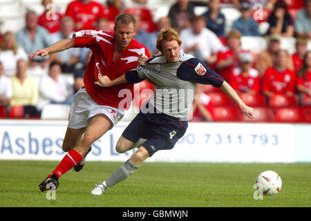 Fußball - Coca-Cola Football League Championship - Nottingham Forest / Crewe Alexandra. Jon Olav Hjelde von Nottingham Forest und Steve Jones von Crewe Alexandra Stockfoto