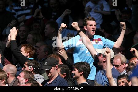 Fußball - Barclays Premier League - Everton gegen West Ham United - Goodison Park. Die Fans von West Ham United feiern in den Tribünen, nachdem Radoslav Kovac das erste Tor seiner Seite erzielt hat Stockfoto