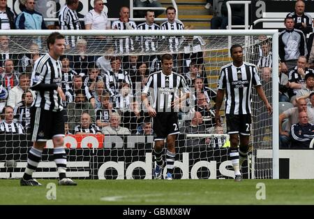 (Von links nach rechts) Danny Guthrie, Steven Taylor und Habib Beye von Newcastle United waren niedergeschlagen, nachdem Fulhams Diomansy Kamara das erste Tor seiner Mannschaft erzielt hatte Stockfoto