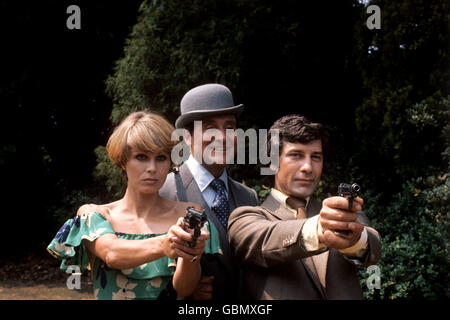 (L-R) Joanna Lumley, die Purdey spielt, Patrick Macnee, der John Steed spielt, und Gareth Hunt, der Mike Gambit spielt, aufgenommen während der Dreharbeiten in den Pinewood Studios Stockfoto