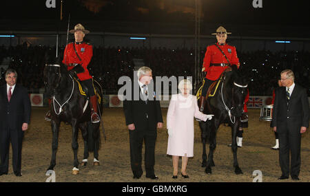 Police Service Horse (PSH) George wird Queen Elizabeth II vom Royal Canadian Mounted Police Commissioner William Elliott beim Windsor Castle Royal Tattoo in Berkshire vorgestellt. Stockfoto