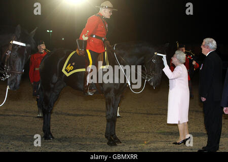 Police Service Horse (PSH) George wird Queen Elizabeth II vom Royal Canadian Mounted Police Commissioner William Elliott beim Windsor Castle Royal Tattoo in Berkshire vorgestellt. Stockfoto