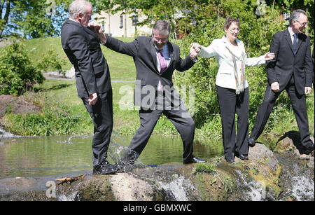 (Von links nach rechts) Vize-Premierminister Martin McGuinness, Sinn-Fein-Präsident Gerry Adams, Bairbre de Brun und Gerry Kelly bei Sinn Feins Wahlkampfstart im Waterworks in Belfast. Stockfoto