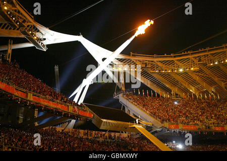 Olympische Spiele 2004 In Athen - Eröffnungszeremonie. Die olympische Fackel wird während der Zeremonie angezündet Stockfoto