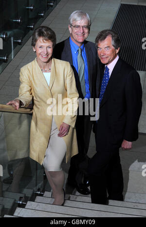 Helen Alexander CBE, Mitte, Senior Advisor von Bain Capital, mit Christopher Lambert, Mitte, und Martin Broughton, rechts, Der scheidende Präsident und Chairman von British Airways wird nächste Woche zum ersten Präsidenten des Verbands der britischen Industrie ernannt. Stockfoto