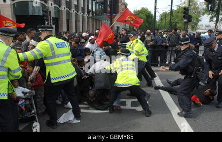 Tamilische Anhänger demonstrieren vor der Westminster Station, gegenüber dem Parlamentsgebäude, nachdem bekannt wurde, dass der Anführer der Rebellen der tamilischen Tiger von Sri Lanka heute von Armeetruppen getötet wurde und damit ihren endgültigen Widerstand niederschlug. Stockfoto