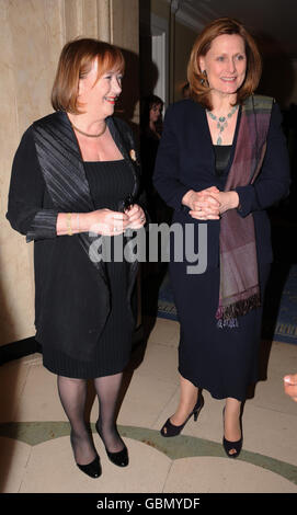 Die Frau der Premierministerin Sarah Brown (rechts) kommt heute mit Baroness Simons zu einem Abendessen für die Women in Business Conference in Claridges in London. 150 Geschäftsfrauen, darunter Lizenzgebühren aus aller Welt, nehmen an der Veranstaltung Teil. Stockfoto